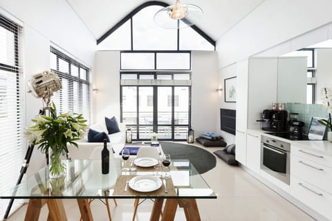 7m high vaulted ceilings create a bright and airy space