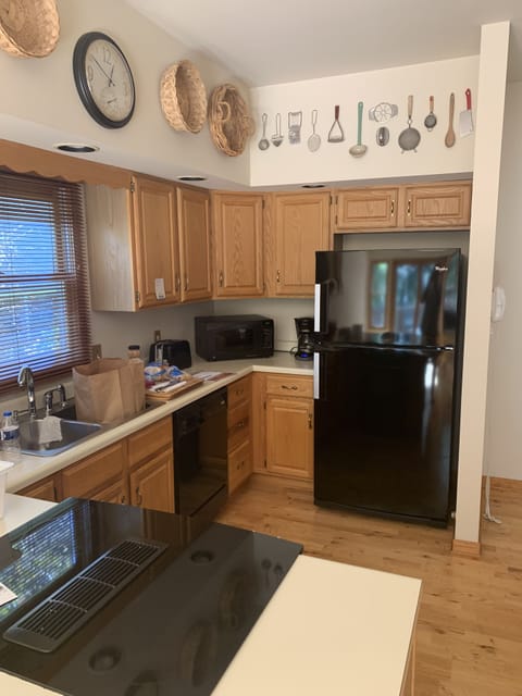 Kitchen with Fridge/Freezer (with Ice-Maker), Dishwasher, Electric Range/Oven