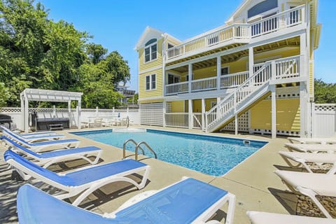 Back Exterior of Fowl Play