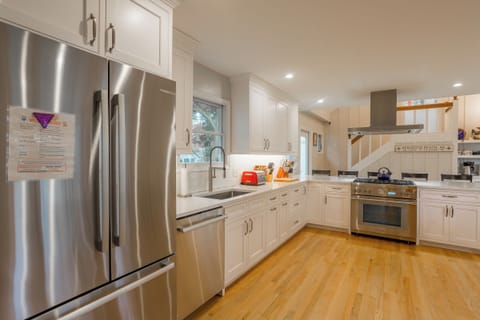 Beautiful and Spacious Kitchen