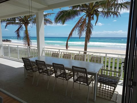 Outdoor Beachfront Dining 