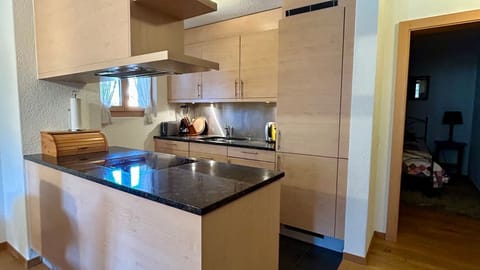 the open kitchen with a kitchen island 