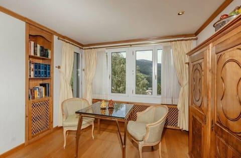 sweet office table with great mountain views