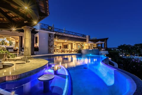 Swim up bar...so inviting!