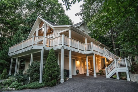 Welcome to our HappyNest at the Lake!