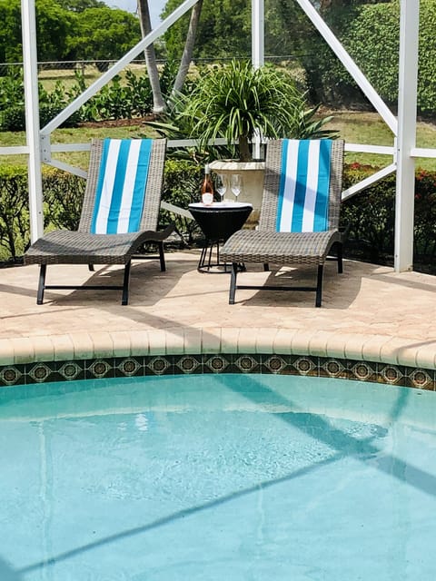 4 Lounge Chairs to Relax, Read, and get some Sun! ☀️