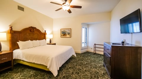 Queen sized bed in the 2nd Bedroom