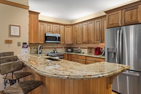 Breakfast bar with seating for 3.