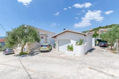 Private hose 15m from the sea, parking places, garage, apartments with terraces overlooking the sea