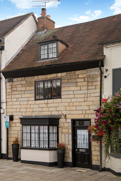 Front Picture of Stone House on the High Street