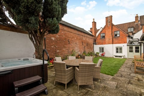 Outside garden with sitting table and chairs and hot tub