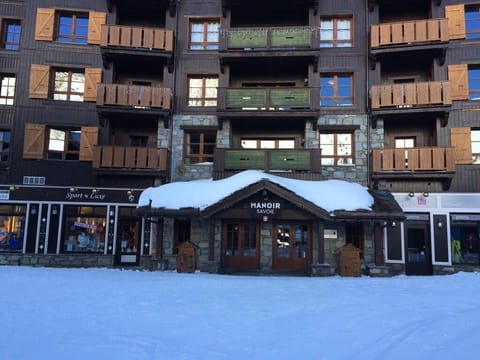 Main entrance to Manoir Savoie building, you can ski to the front door!
