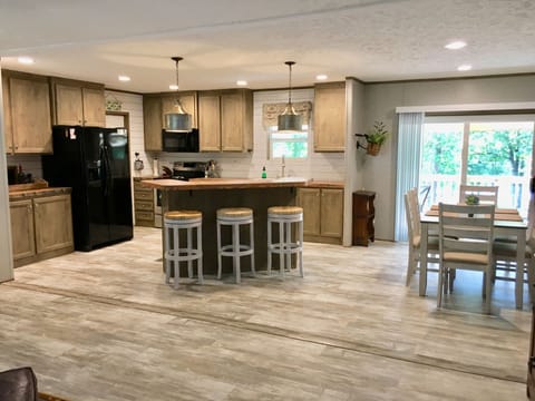 Kitchen with bar and dining table