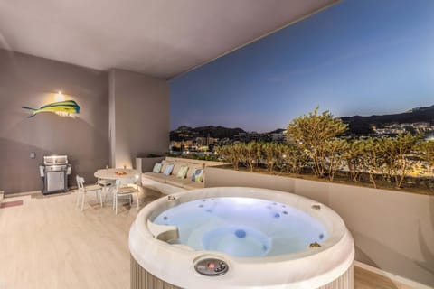 Hot tub, cool breeze, best location. Living the Cabo dream.