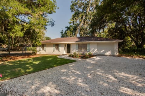 Great cottage located just steps to the May River & Oyster Factory Park.