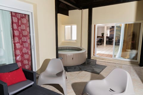 8 bedrooms/6-seater jacuzzi/petanque/billiards/babyfoot 1h30 from Paris House in Centre-Val de Loire