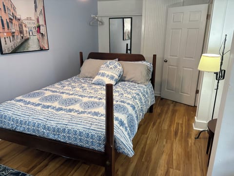 Queen bed, dresser