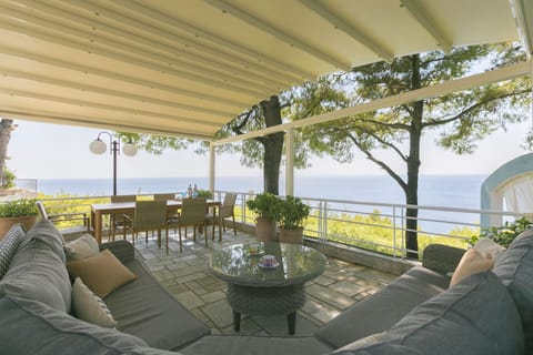 Outdoor Lounge 1/ Outdoor Dinning Area 1