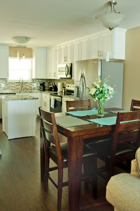 dining toward kitchen