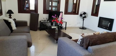 Large sitting room,