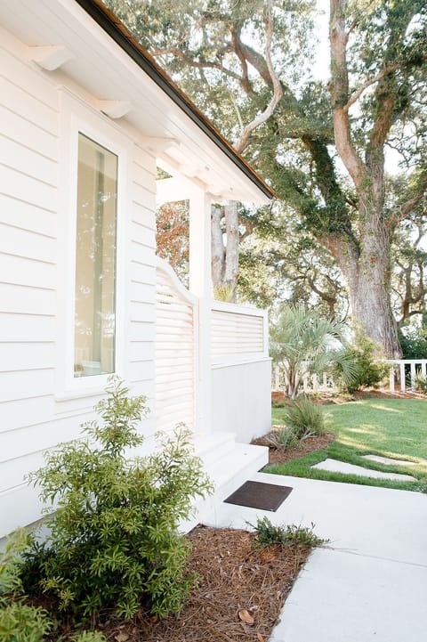 Lucia Bleu Cottage B Private Patio Entrance