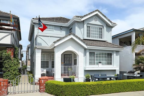 Front of the house, this VRBO is for the back house with entrance on the left