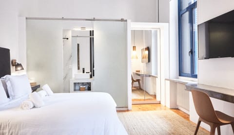 Bedroom with queen size bed