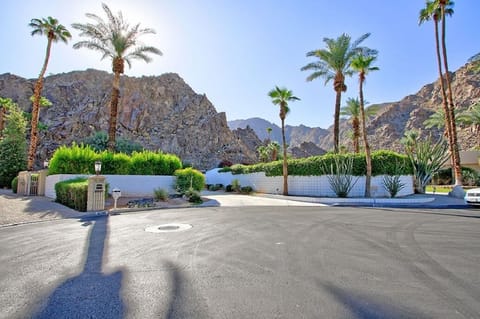 Cul-de Sac privacy with 360 degree views