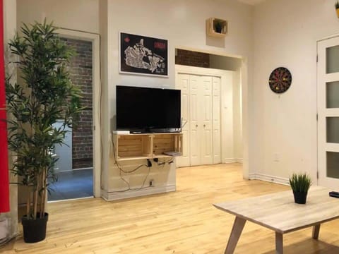 Stylish living area with TV, perfect for unwinding after a day of exploration.