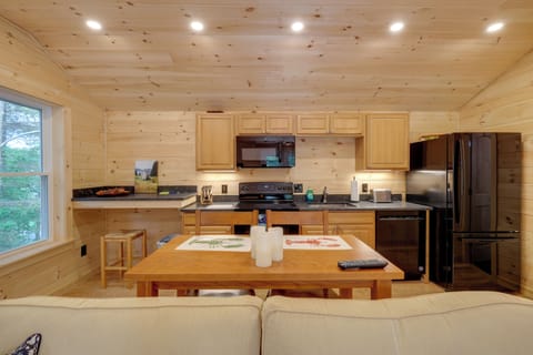 Dining Area | Dishes & Flatware Provided