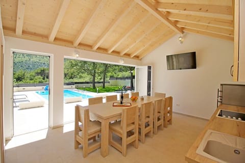 Fully equipped summer kitchen with barbecue, toilet and TV