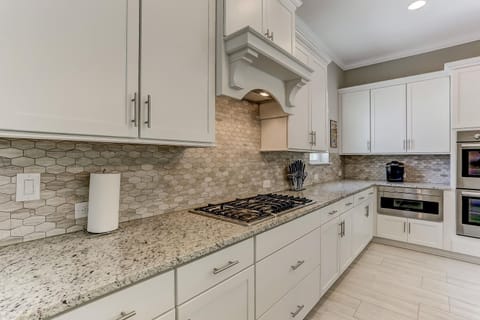 Gas stove, two ovens as well as microwave