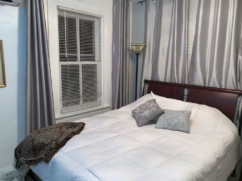 Queen Bed with upgraded bedding 
