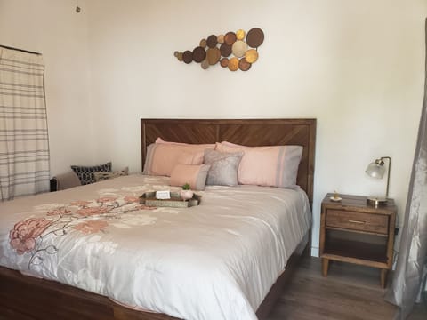 King-Size Bed 2nf Floor Studio