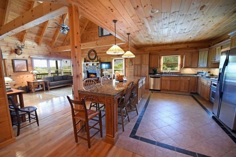 Ocoee River area 3br/3ba cabin rental with hot tub, game room and firepit