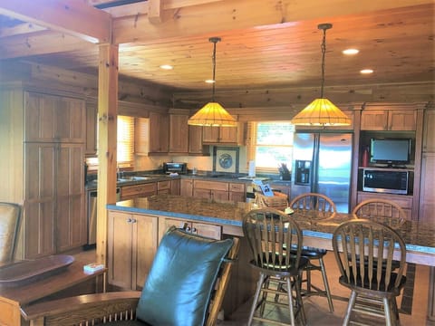 Ocoee River area 3br/3ba cabin rental with hot tub, game room and firepit