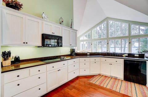 Large kitchen for entertaining.