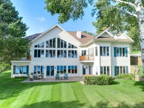 Large and abundant windows facing the lake.