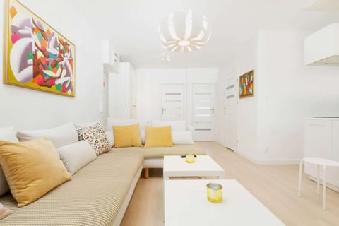 Unwind on the comfortable sofa, which can be used as a single bed.