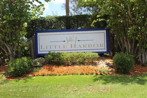 Some of the entrance too the Harbor Resort