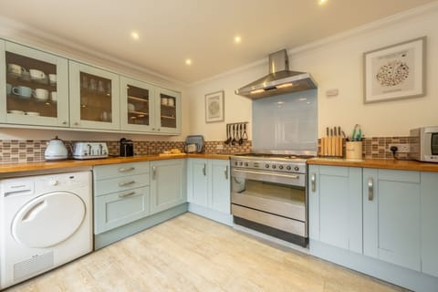 Hideaway House, Wells-next-the-Sea: Well equipped kitchen featuring a range cooker
