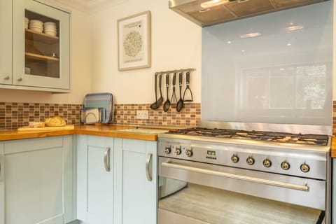 Ground floor: Well equipped kitchen featuring a range cooker
