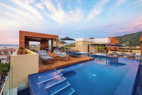 Modern 1BR | 2 Pools, Hot Tubs, Gym & Balcony