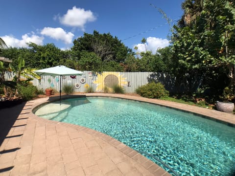 Private pool with sun shelf 