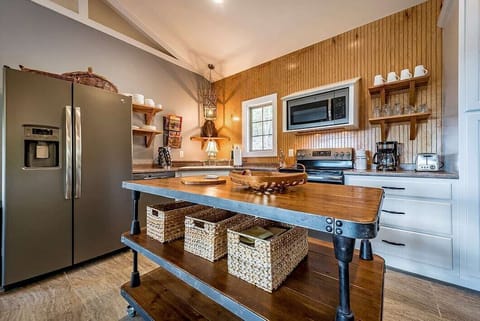 Large kitchen island. Need lots of prep area? You've got it!