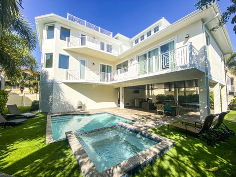 Coconut Cove by AMI Locals