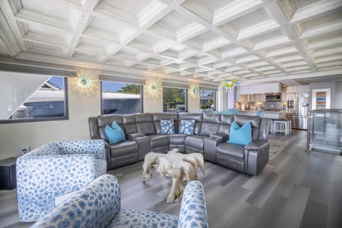 Wide open and state of the art, the Lady Pearl elegantly welcomes you !