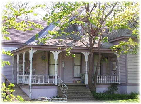 Quaint Victorian Cottage complete with Porch for Morning Coffee!