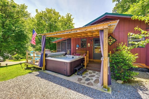 Bryson City Vacation Rental | 2BR | 1BA | 780 Sq Ft | Steps to Enter