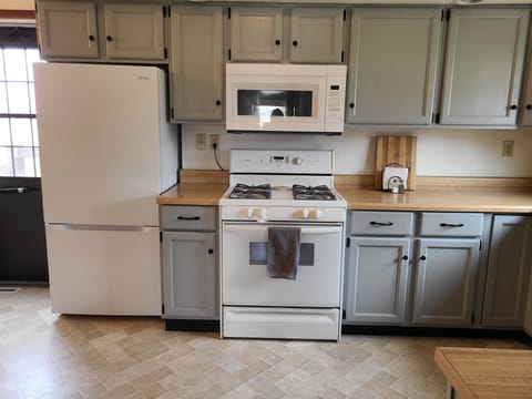 New fridge and microwave in Fall 2021. Refinished cabinets in 2022.